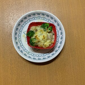 ブロッコリー入りトマト味のマカロニグラタン